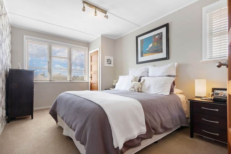 Photo of property in 43 Hutchinson Avenue, New Lynn, Auckland, 0600