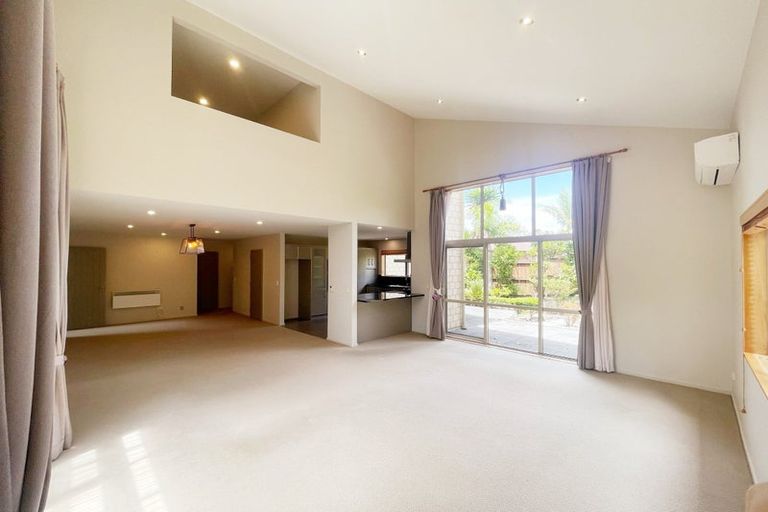 Photo of property in 10 Chard Place, Flat Bush, Auckland, 2016