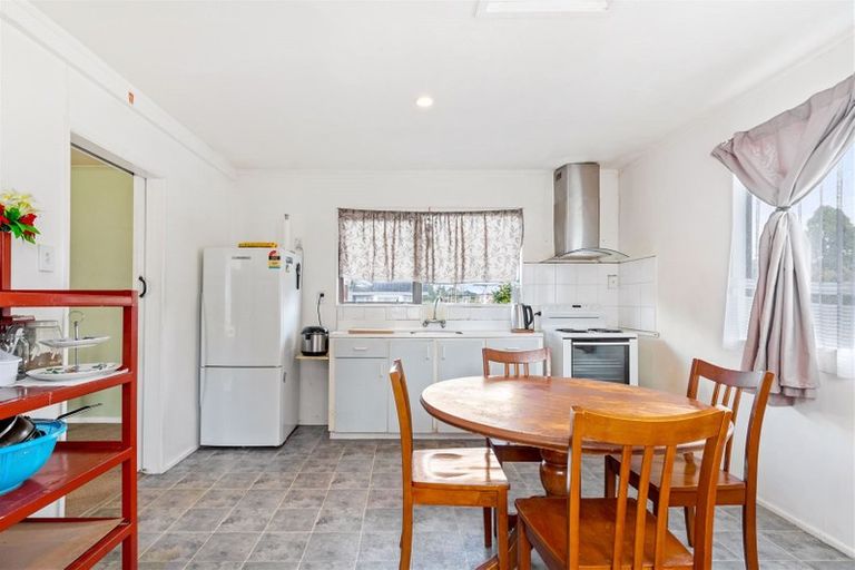 Photo of property in 8 Edwards Avenue, Henderson, Auckland, 0610