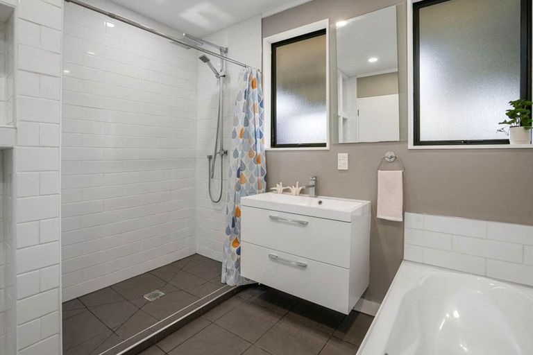 Photo of property in 21a Tahi Terrace, Glen Eden, Auckland, 0602