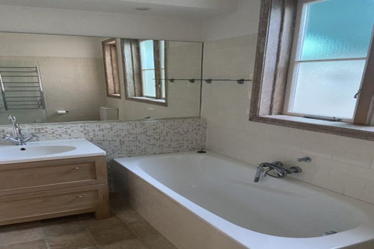 Photo of property in 2 Saint Leonards Road, Hauraki, Auckland, 0622