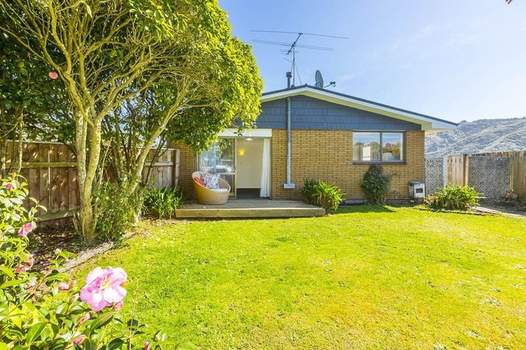 Photo of property in 21f1- Roband Crescent, Brown Owl, Upper Hutt, 5018