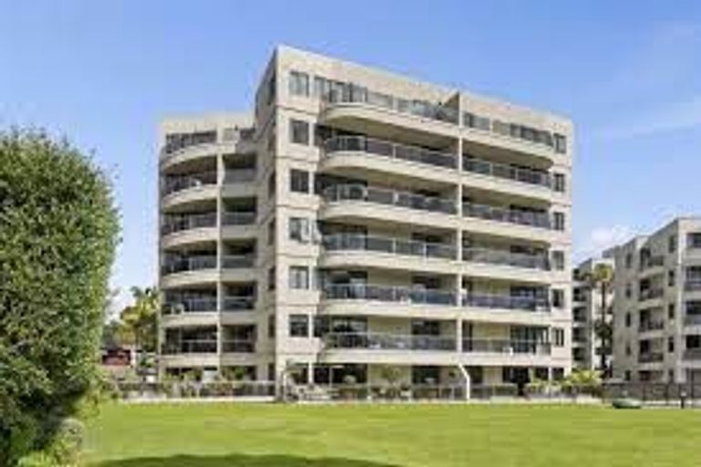 Photo of property in 4a/173 Hurstmere Road, Takapuna, Auckland, 0622