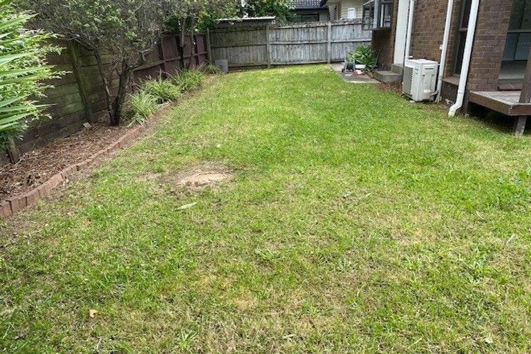 Photo of property in 2/12 Bradbury Road, Botany Downs, Auckland, 2010