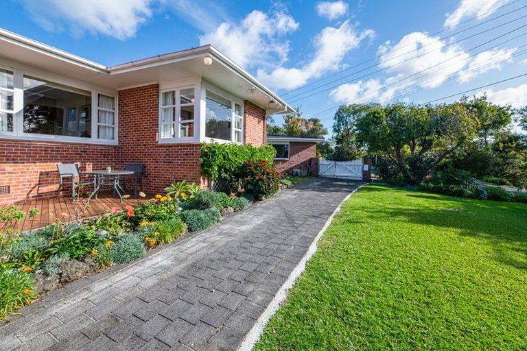 Photo of property in 8a Ava Avenue, Titirangi, Auckland, 0604