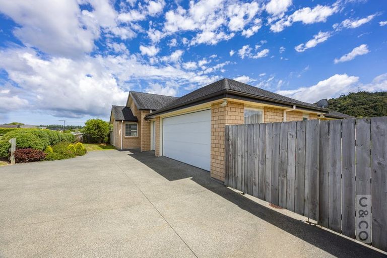 Photo of property in 16 Fruitlands Road, Kumeu, 0810