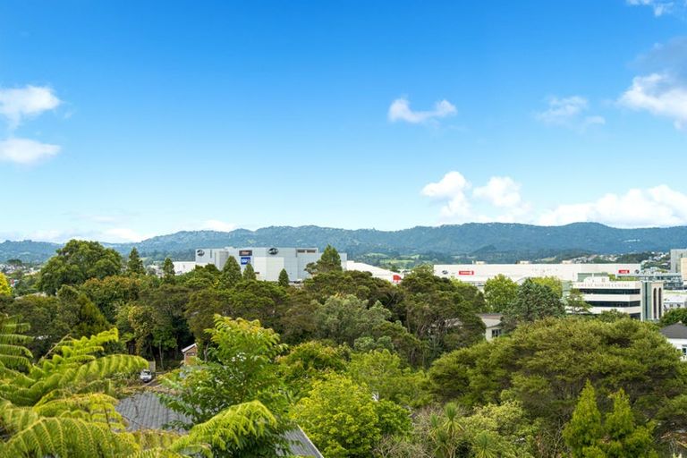 Photo of property in 35d Edmonton Road, Henderson, Auckland, 0612