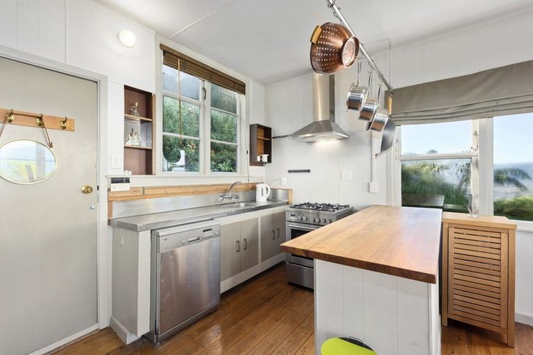 Photo of property in 25 Singers Road, Korokoro, Lower Hutt, 5012