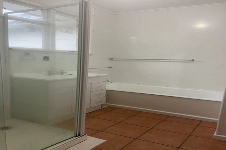 Photo of property in 2b Springbank Lane, Te Atatu Peninsula, Auckland, 0610