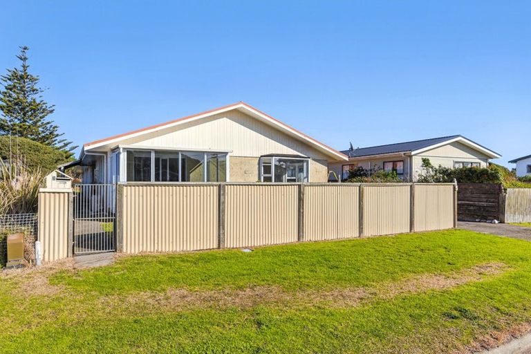 Photo of property in 5 Karaka Street, Otaki Beach, Otaki, 5512