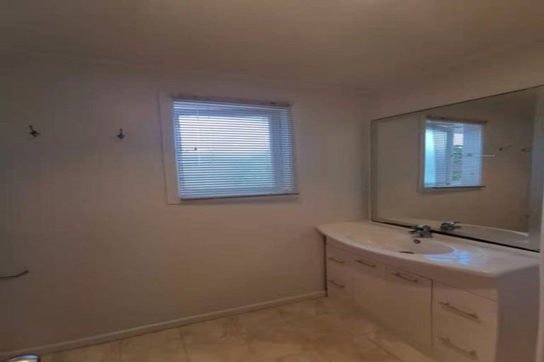 Photo of property in 35 Fairdene Avenue, Henderson, Auckland, 0610