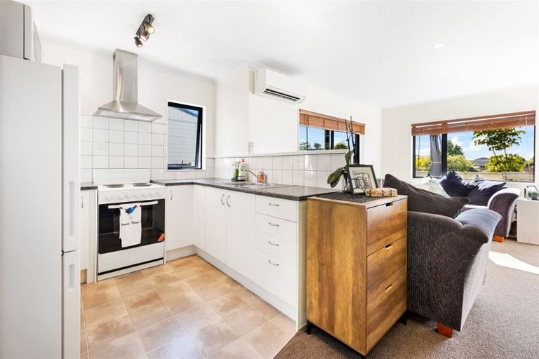 Photo of property in 5 Kemp Road, Massey, Auckland, 0614