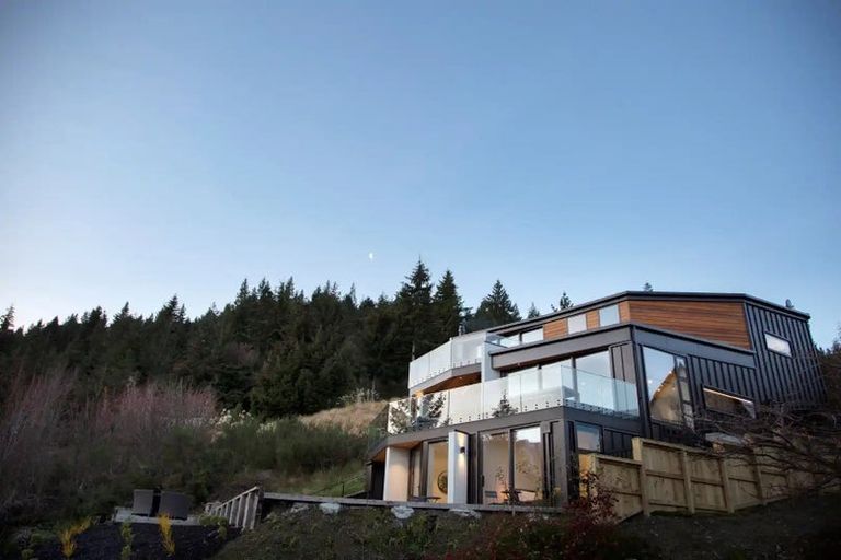 Photo of property in 29 Vancouver Drive, Queenstown, 9300