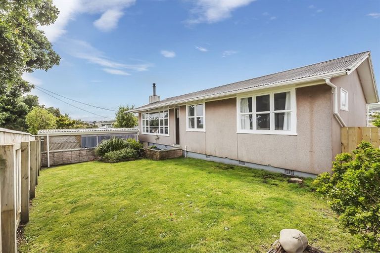 Photo of property in 25 Sievers Grove, Cannons Creek, Porirua, 5024