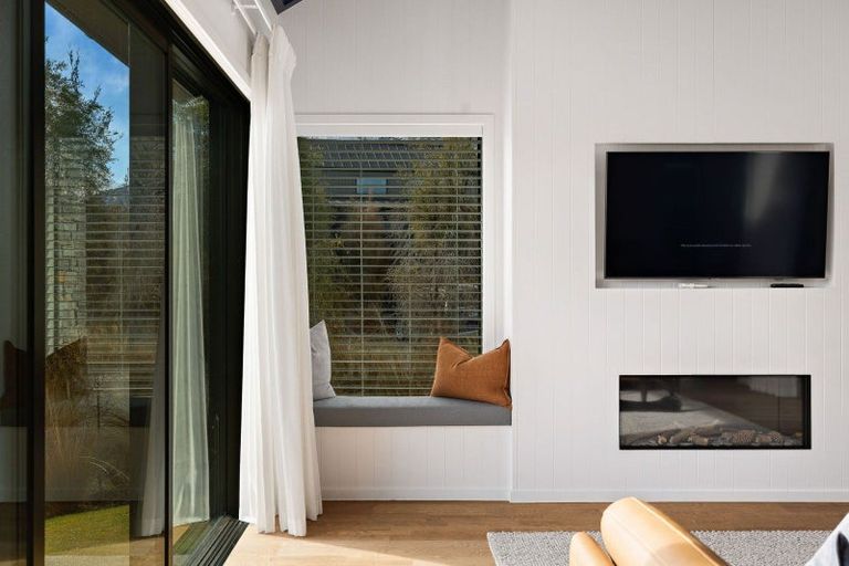 Photo of property in 2 Appin Court, Jacks Point, Queenstown, 9371