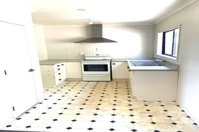 Photo of property in 10b Ted Gilberd Place, Newlands, Wellington, 6037