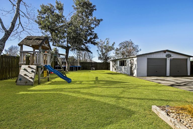 Photo of property in 11 Coolen Place, Tuakau, 2121