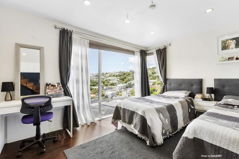 Photo of property in 13 Kopiko Way, Brooklyn, Wellington, 6021