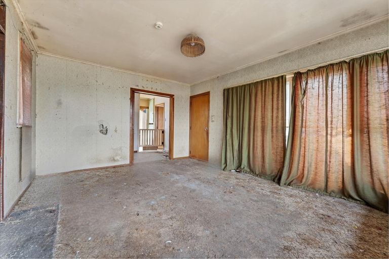 Photo of property in 12 Ozich Avenue, Te Atatu South, Auckland, 0610