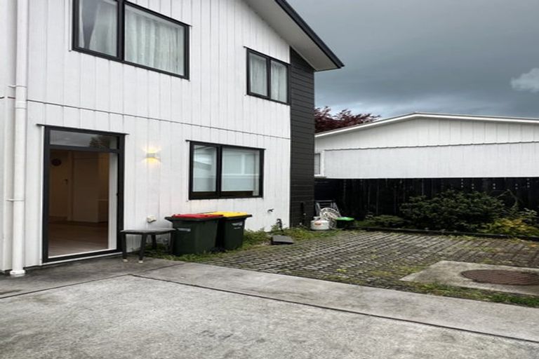 Photo of property in 4e Montmere Avenue, Te Atatu Peninsula, Auckland, 0610