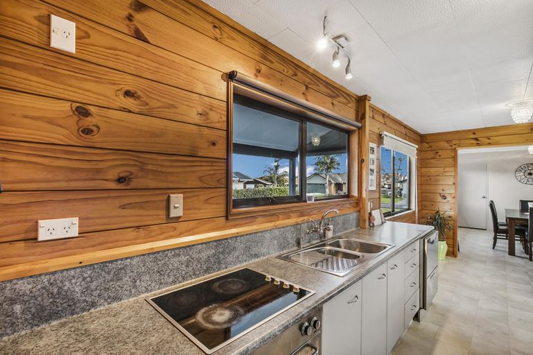 Photo of property in 11 Coolen Place, Tuakau, 2121