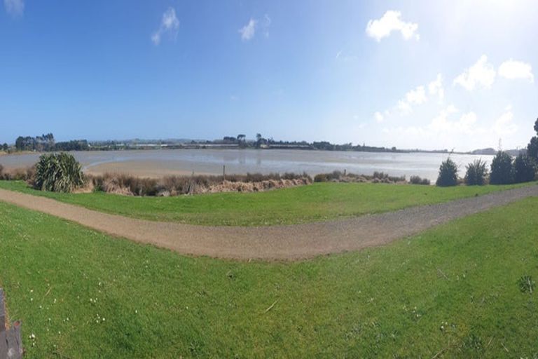 Photo of property in 17 Shanley Crescent, Waiuku, 2123