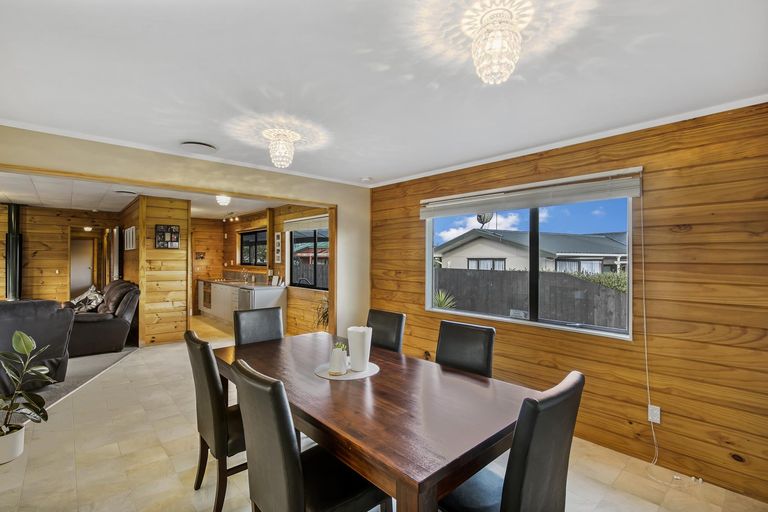 Photo of property in 11 Coolen Place, Tuakau, 2121