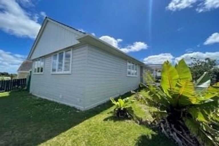 Photo of property in 47 Luckens Road, West Harbour, Auckland, 0618