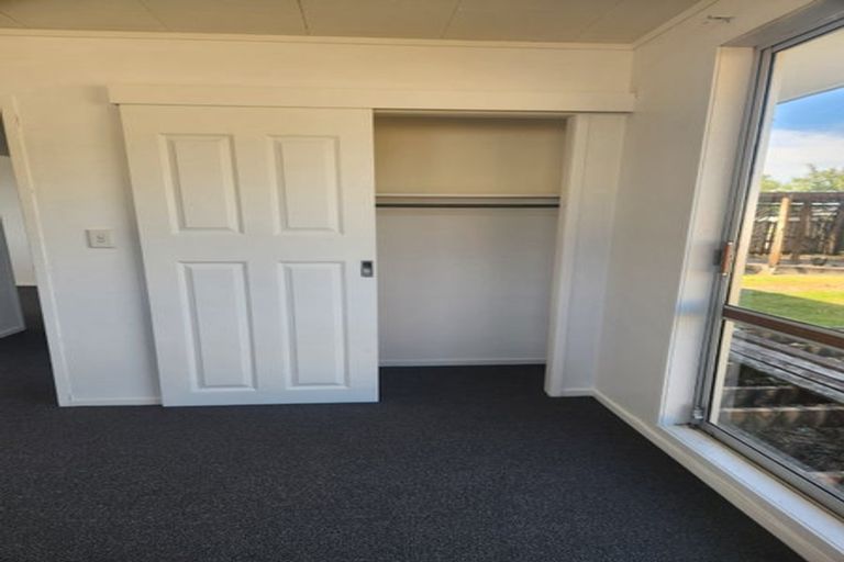 Photo of property in 18 Foyle Place, Glendene, Auckland, 0602