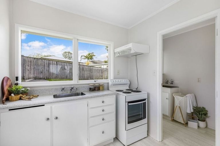 Photo of property in 1/6 Segedin Place, Glenfield, Auckland, 0629