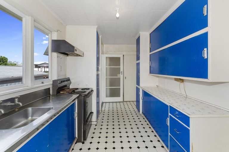 Photo of property in 121 Vodanovich Road, Te Atatu South, Auckland, 0610