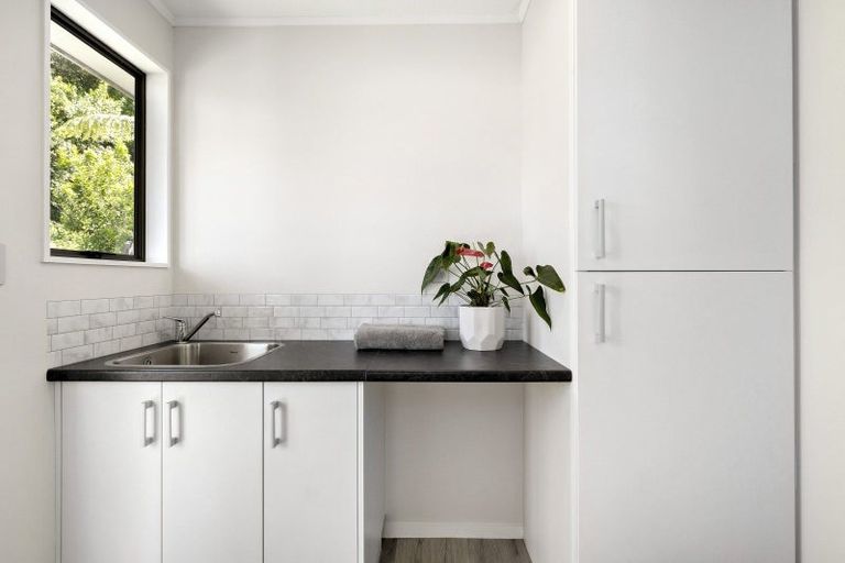 Photo of property in 5 Sasanqua Way, Crofton Downs, Wellington, 6035