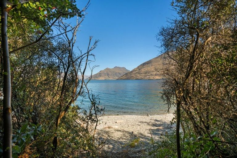 Photo of property in 66 Cedar Drive, Kelvin Heights, Queenstown, 9300