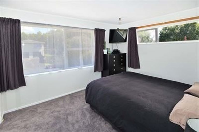 Photo of property in 17 Kathleen Street, Totara Vale, Auckland, 0627