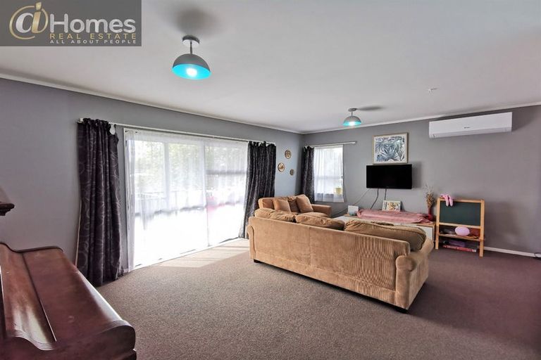 Photo of property in 4/92 Awaroa Road, Sunnyvale, Auckland, 0612