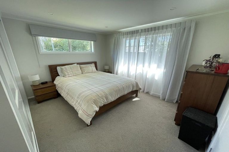 Photo of property in 6 Alder Place, Newlands, Wellington, 6037