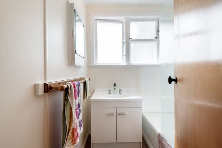 Photo of property in 73 Greenslade Crescent, Northcote, Auckland, 0627