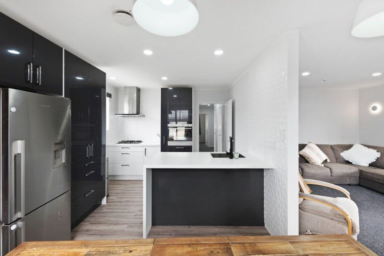 Photo of property in 6 Hamblyn Place, Ranui, Auckland, 0612