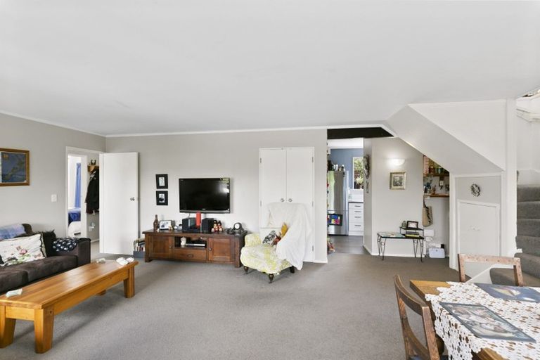 Photo of property in 23b Kingsbridge Place, Newlands, Wellington, 6037