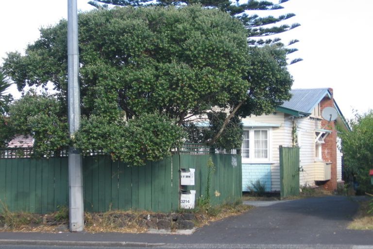 Photo of property in 3214 Great North Road, New Lynn, Auckland, 0600