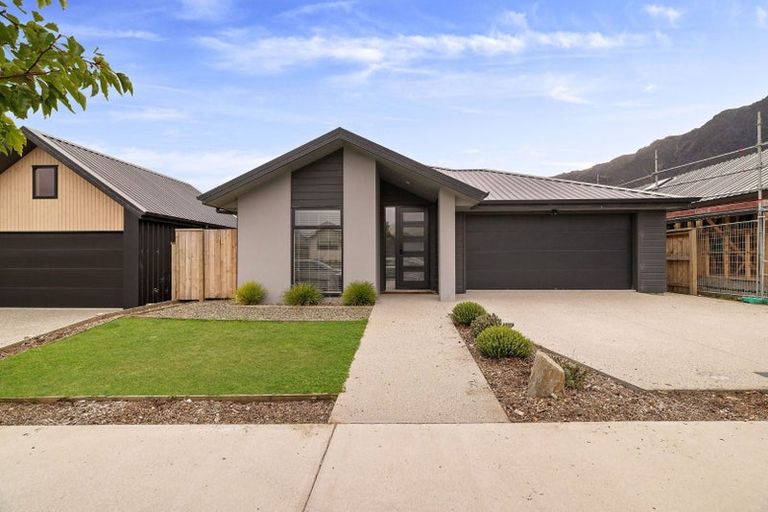 Photo of property in 17 Cheviot Street, Jacks Point, 9371