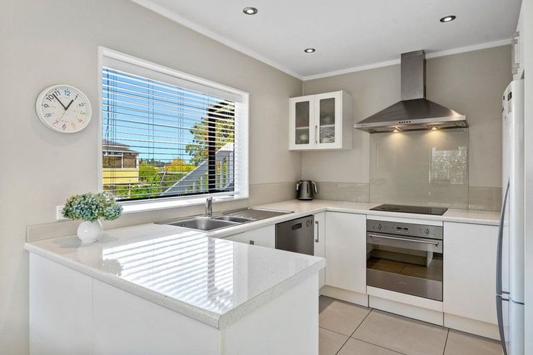 Photo of property in 2/13 Heather Place, Sunnynook, Auckland, 0620