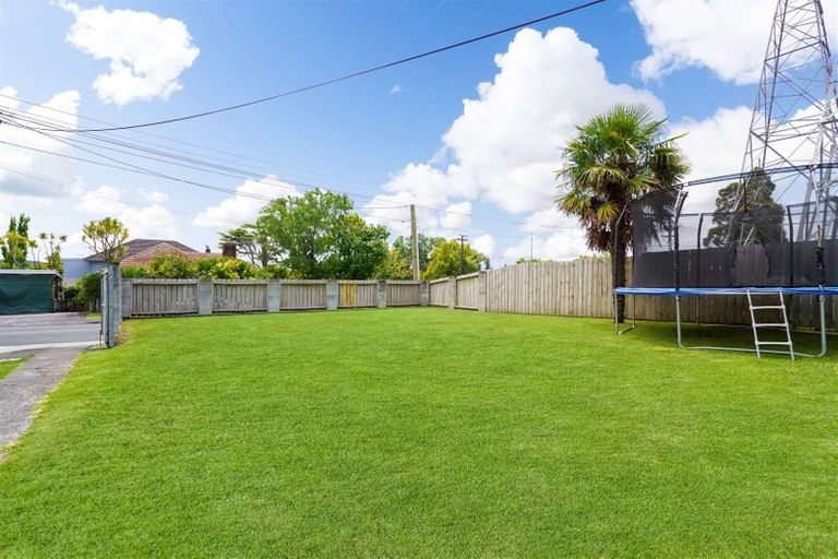 Photo of property in 11 Paton Avenue, Te Atatu South, Auckland, 0610