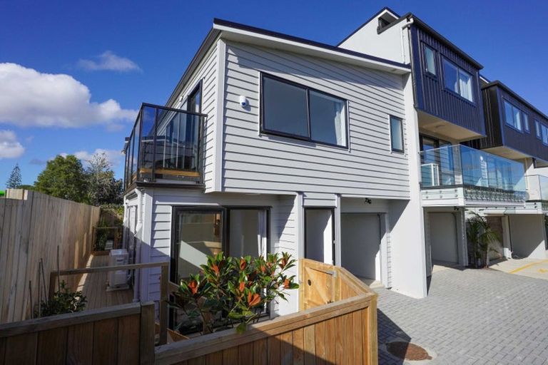Photo of property in 8/19 Kingdale Road, Henderson, Auckland, 0610