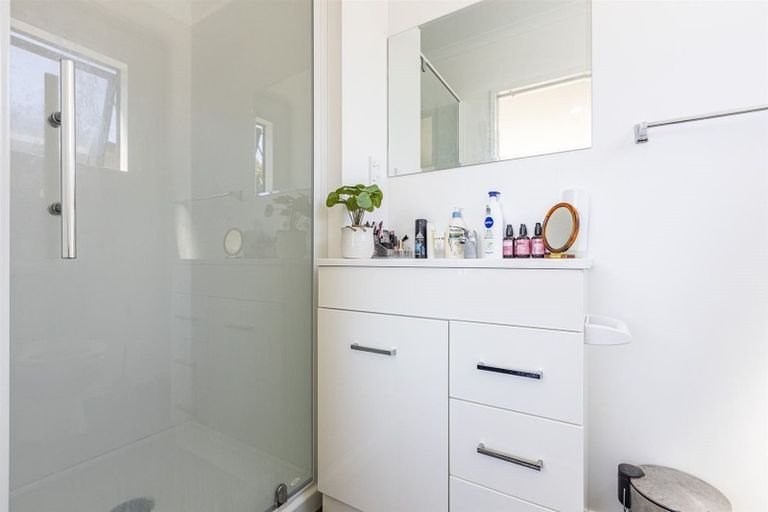 Photo of property in 46 Exeter Crescent, Takaro, Palmerston North, 4412