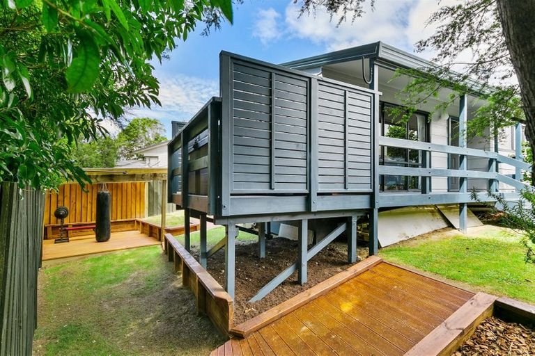 Photo of property in 77 Meadowvale Rise, Titirangi, Auckland, 0604