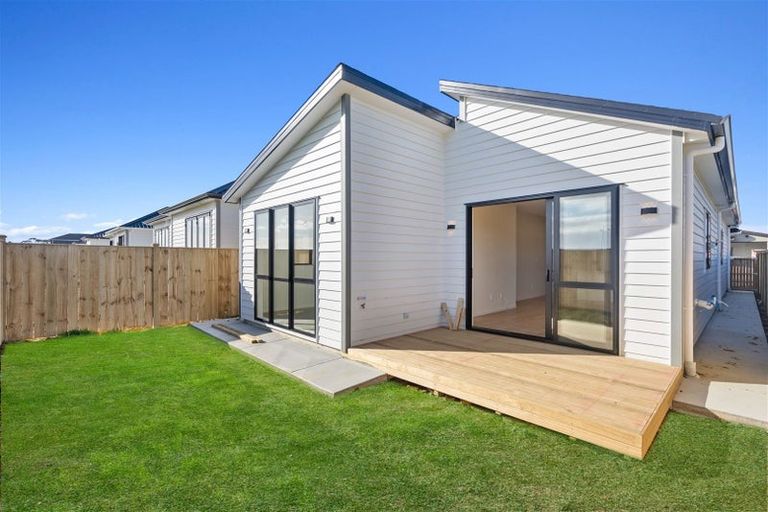 Photo of property in 12 Woven Place, Karaka, 2113