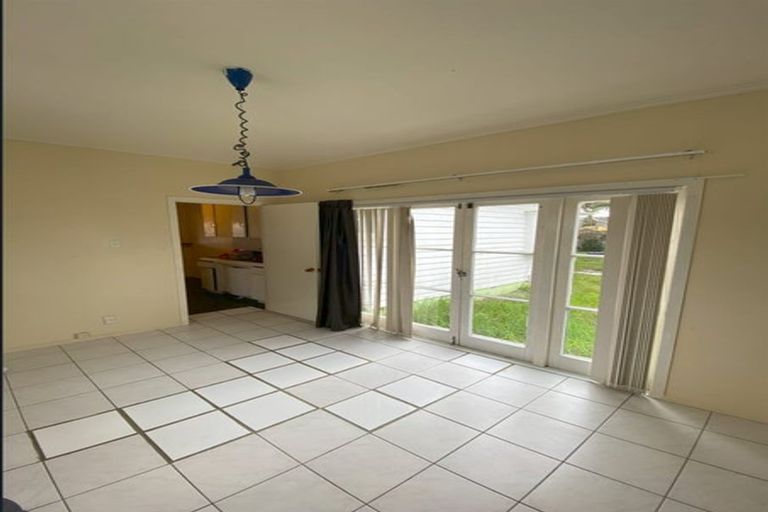 Photo of property in 3170 Great North Road, New Lynn, Auckland, 0600