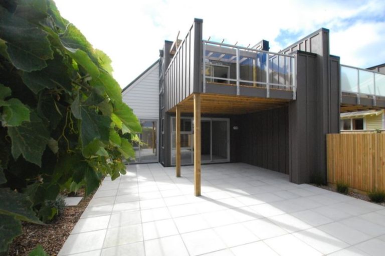 Photo of property in 220 Queens Drive, Lyall Bay, Wellington, 6022