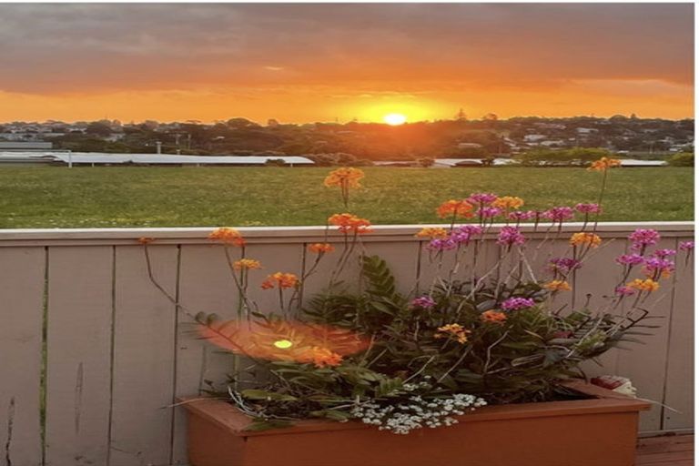Photo of property in 2/46a Blakeborough Drive, Forrest Hill, Auckland, 0620